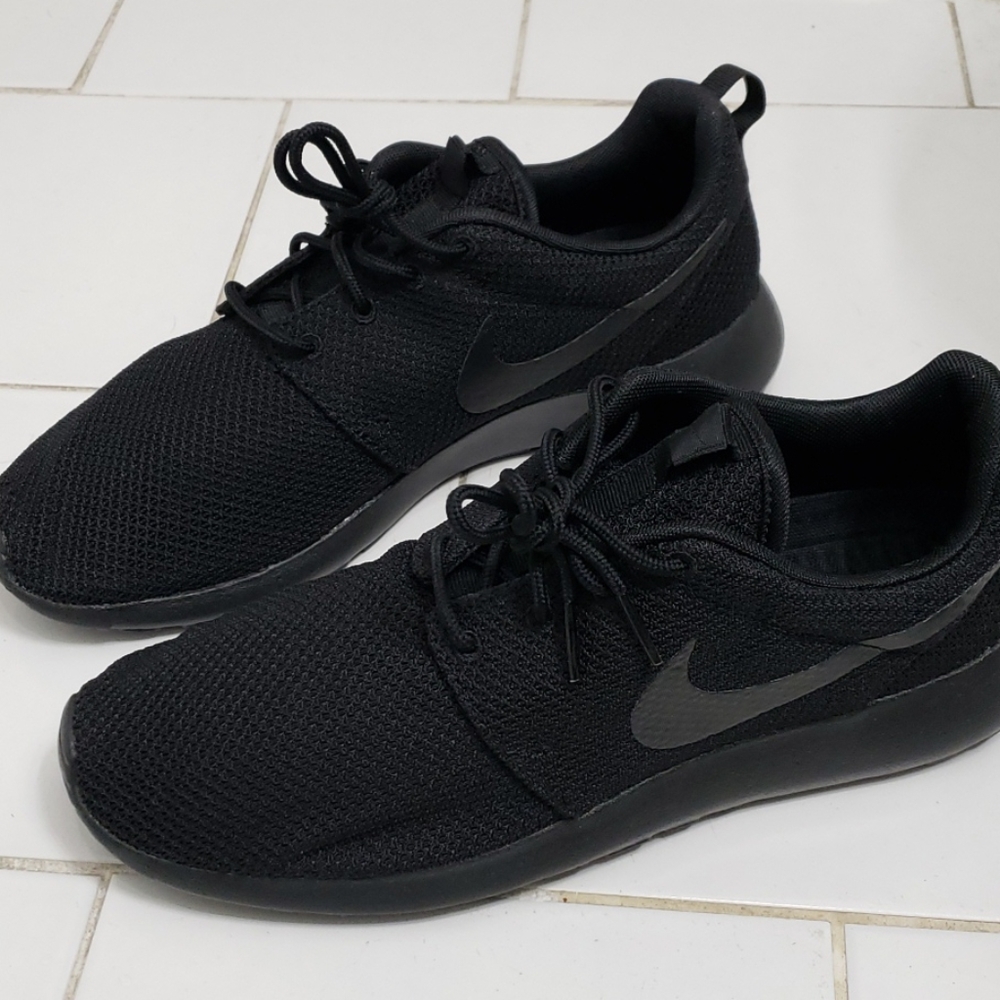 Nike Roshe One Mens Size 9 Black NWT